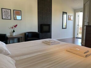 Habitación doble Deluxe | Cunas, wifi gratis y ropa de cama 