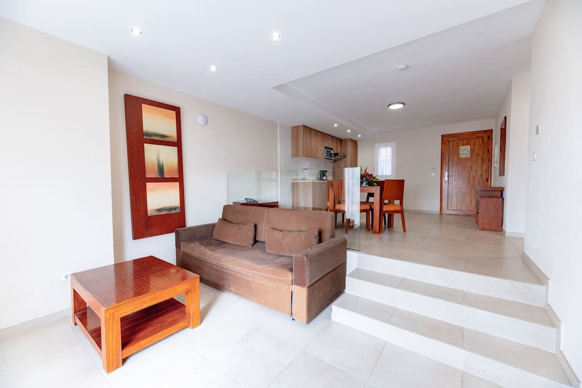 1 bedroom, cribs/infant beds
