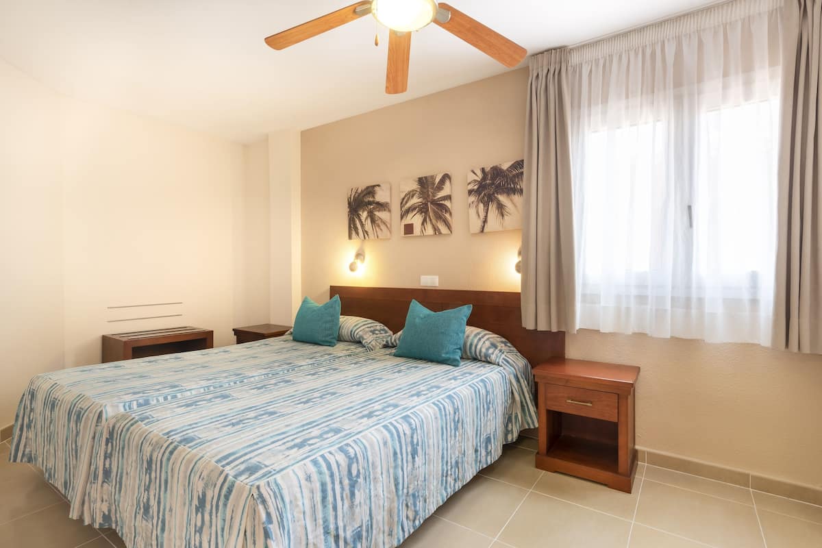 1 bedroom, cribs/infant beds