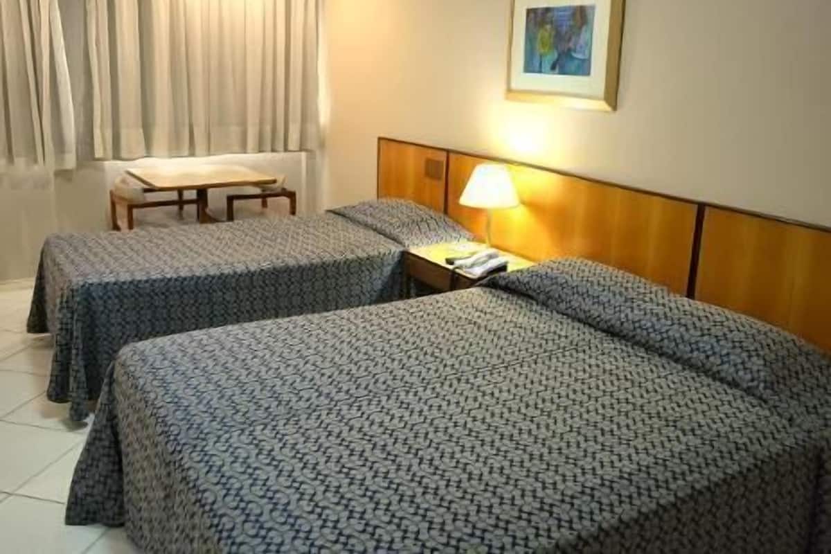 Minibar, Zimmersafe, Schreibtisch, Verdunkelungsvorhänge