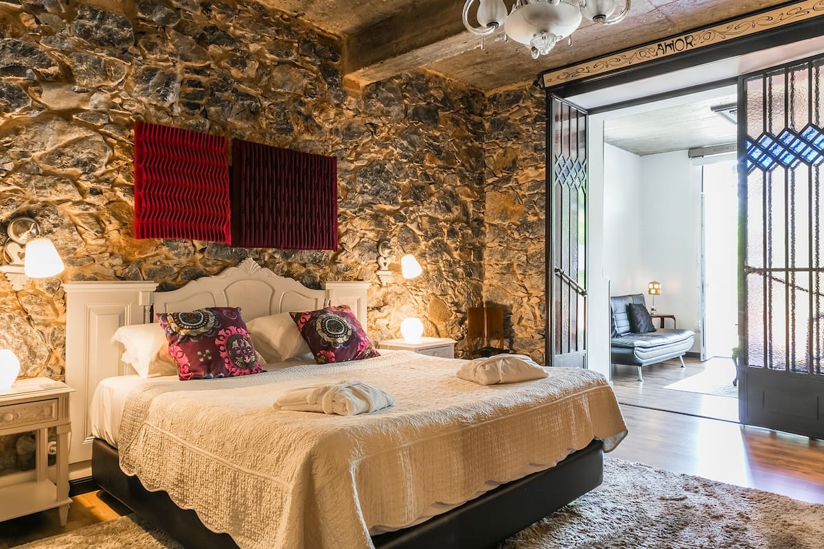 Suite superior, vista al valle | 1 habitación, caja de seguridad en la habitación y insonorización