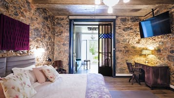Suite superior, vistas al valle | Caja fuerte, sistema de insonorización, tabla de planchar con plancha