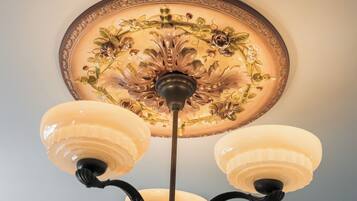 Techo con un panel decorativo y una lámpara de tres luces.