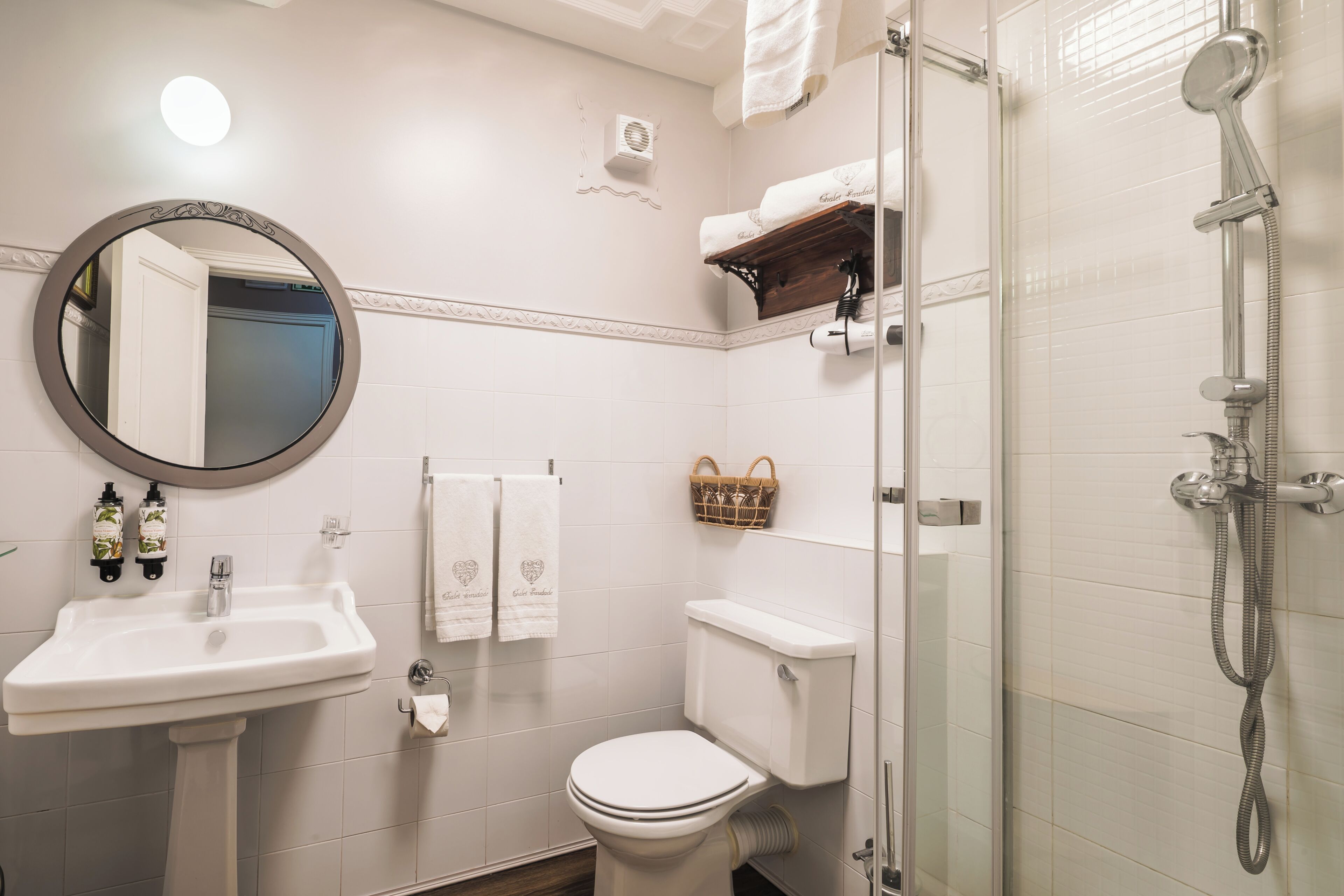 Une salle de bain avec un lavabo, des toilettes et une douche.