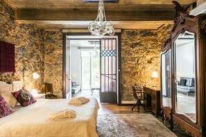 Suite superior, vistas al valle | Caja fuerte, sistema de insonorización, tabla de planchar con plancha