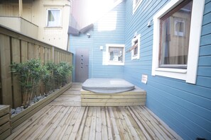 Outdoor spa tub - Tromso Activities Hostel (Tromsø)