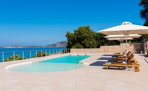 Outdoor pool - Dialiskari Villas (Trifylia)