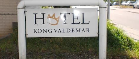 Un letrero de hotel con el nombre 'HOTEL KONG VALDEMAR'.