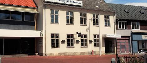 Un edificio con un letrero que dice "Hotel Kong Valdemar".