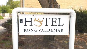 A sign for the Hotel Kong Valdemar.