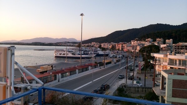 Un paisaje urbano costero con un puerto deportivo, un puente y una carretera que lleva a un edificio con un letrero que dice "Aptory".