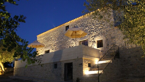 A stone building with a staircase and two umbrellas. - Tenuta Zannafondo (Ragusa)