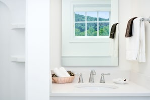 Douche, articles de toilette gratuits, sĂšche-cheveux