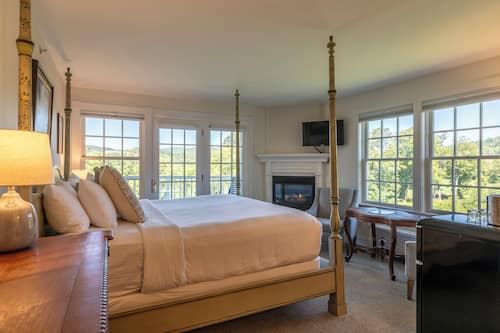 Premium Corner River View | Iron/ironing board, free WiFi, bed sheets