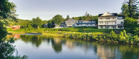 Silitysrauta/-lauta, ilmainen Wi-Fi, vuodevaatteet