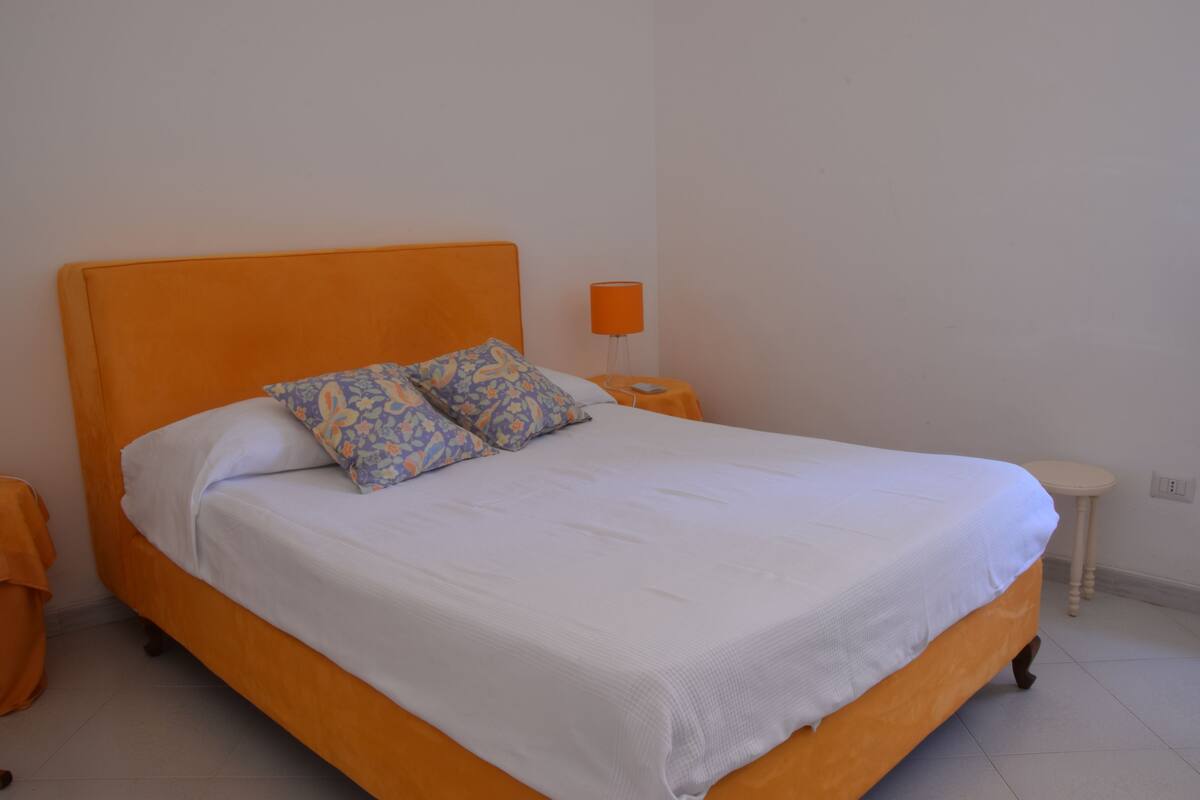 Apartamento, 1 cama de matrimonio con sofá cama, en la zona del jardín (Jeranto Suite) | Sábanas de algodón egipcio, caja fuerte, cortinas opacas