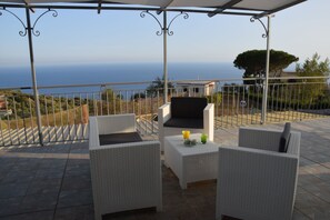 Leilighet, flere senger, terrasse, sjøutsikt (San Costanzo Suite) | Terrasse/patio