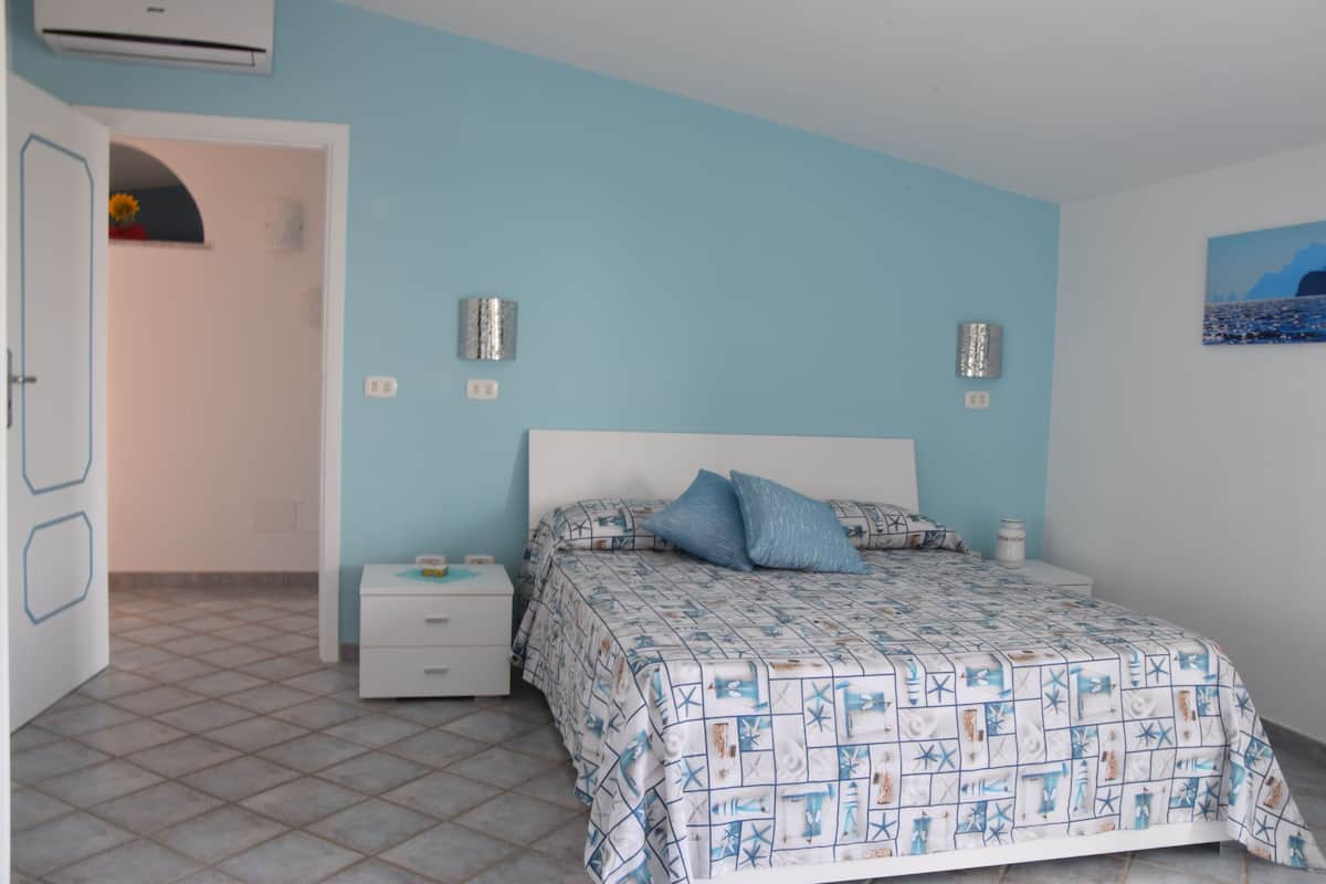 Appartamento, letti multipli, terrazzo, vista mare (San Costanzo Suite) | Biancheria in cotone egiziano, una cassaforte in camera
