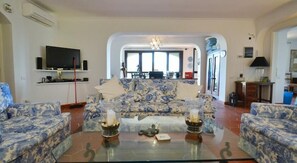 40-inch LED TV with satellite channels, TV, DVD player - Neranya (Massa Lubrense)