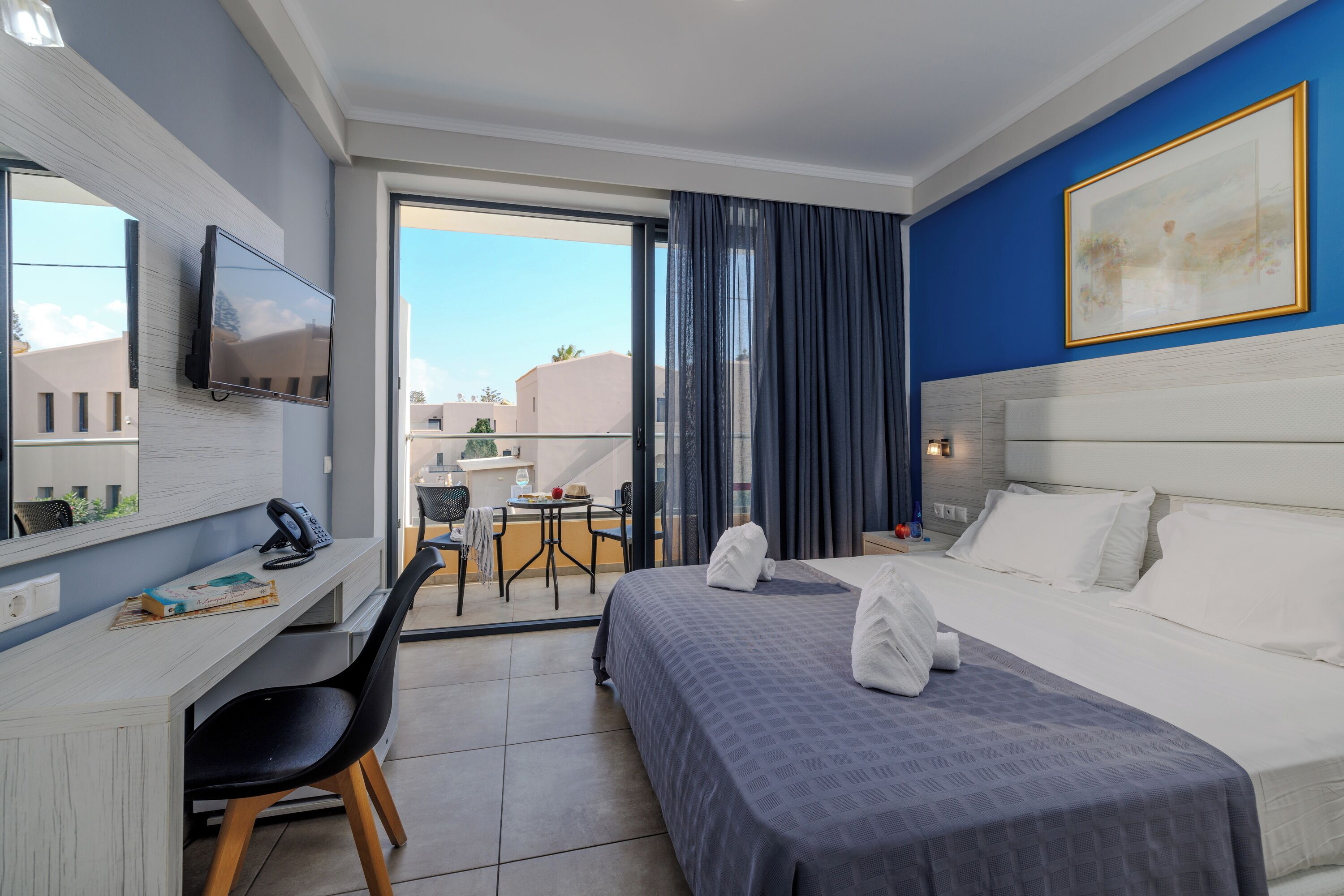 Double Room Pool Front Sharing Pool | Ropa de cama de alta calidad y mobiliario individual