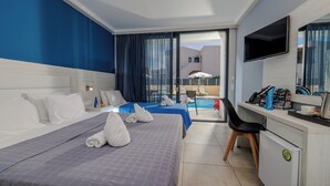 Une chambre d’hôtel avec deux lits, un bureau, une télévision et une vue sur la piscine.