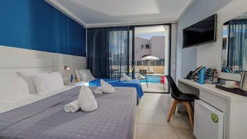 Double Room Pool Front Sharing Pool | Premium bedding, individually furnished, soundproofing, free WiFi