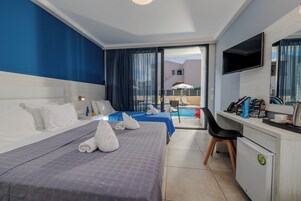 Double Room Pool Front Sharing Pool | Premium bedding, individually furnished, soundproofing, free WiFi