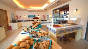 Un espace buffet proposant une variété de pains et de viennoiseries.