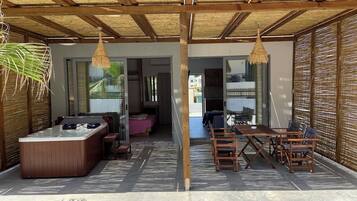 Deluxe-Suite, Whirlpool, Gartenblick | Hochwertige Bettwaren, individuell eingerichtet, schallisolierte Zimmer
