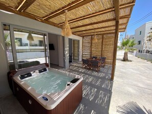 Deluxe Suite, Jetted Tub, Garden View | 1 bedroom, premium bedding, individually furnished, soundproofing