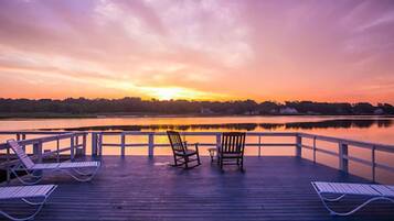 Voorkant accommodatie - avond/nacht