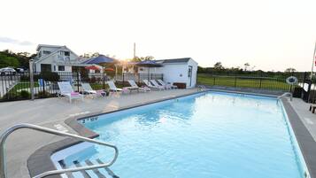 Een seizoensgebonden buitenzwembad en gratis zwembadcabana's