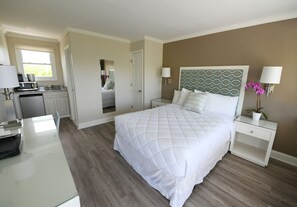 特色装修、办公桌、笔记本电脑工作区、遮光窗帘