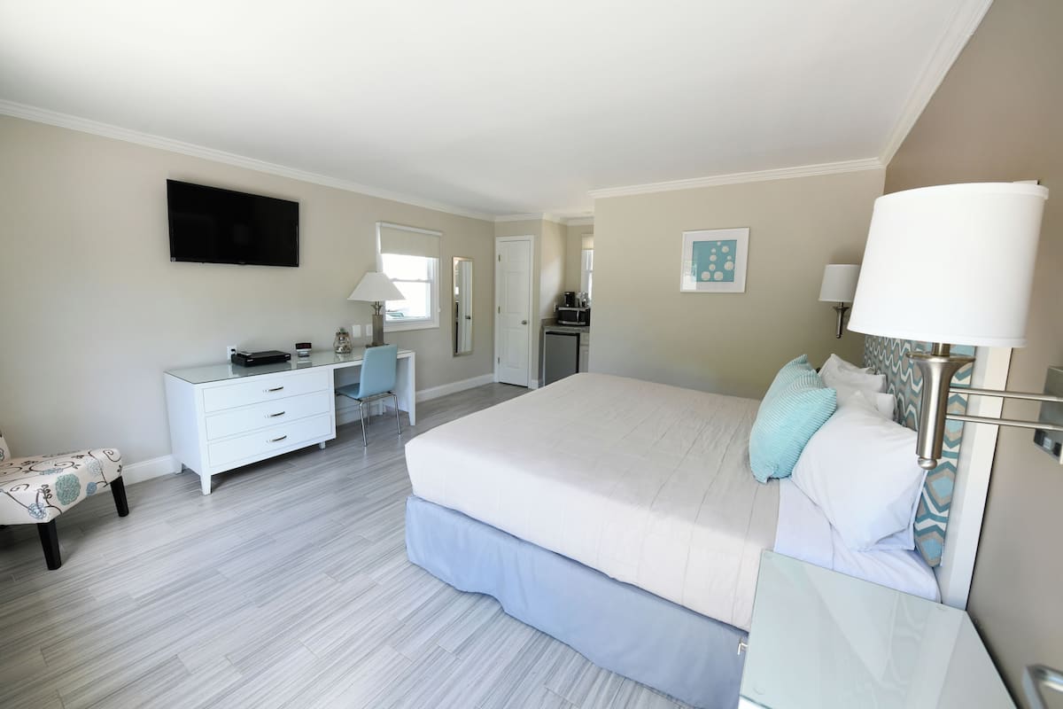1 bedroom, individually decorated, desk, laptop workspace