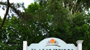 Cartell de Bayview Resort amb un número de contacte.
