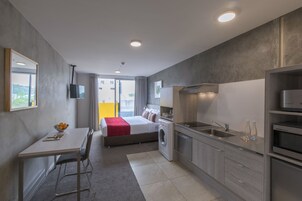 Studio Confort | Matelas Tempur-Pedic, bureau, chambres insonorisées