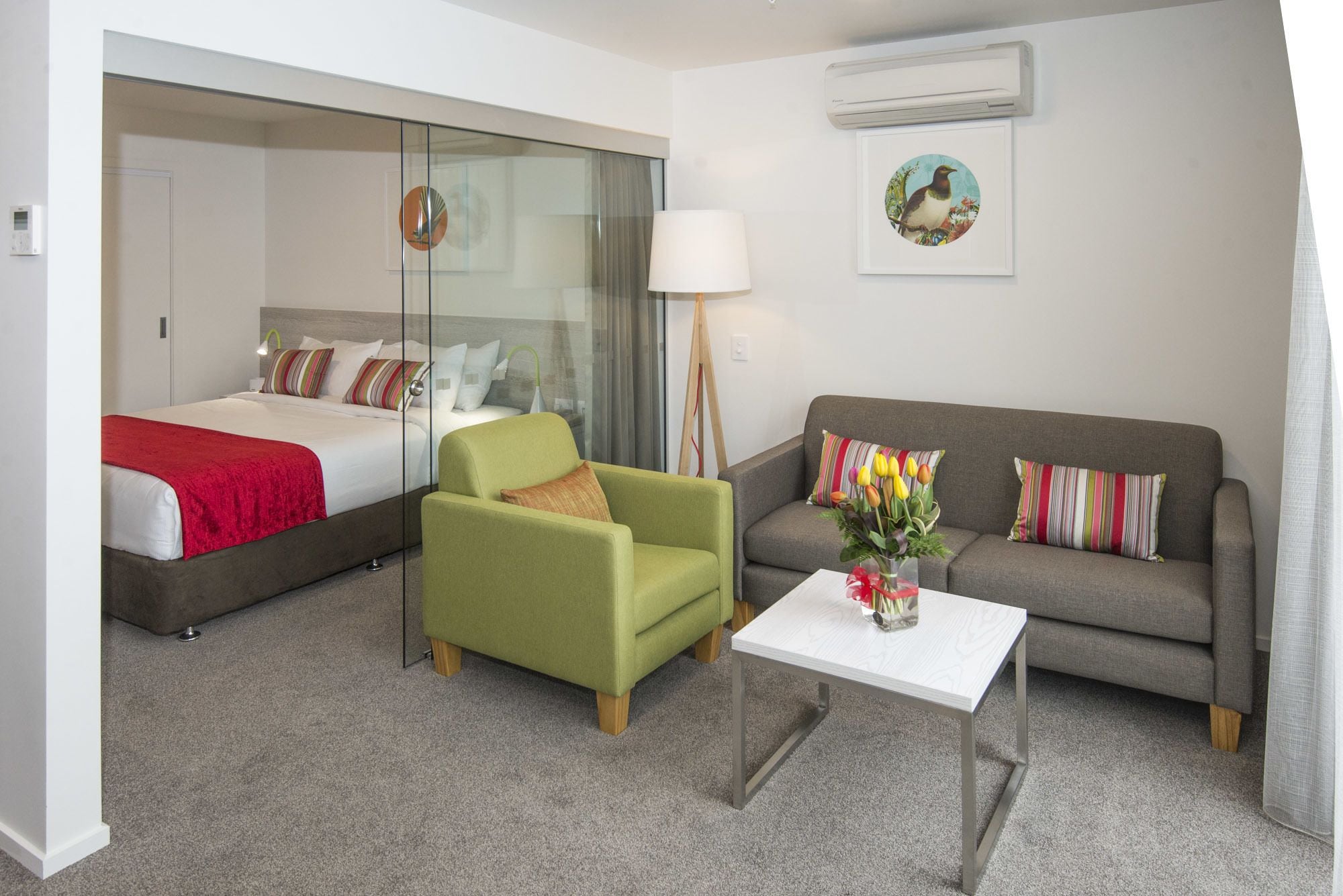 Tempur-Pedic-Betten, Schreibtisch, schallisolierte Zimmer