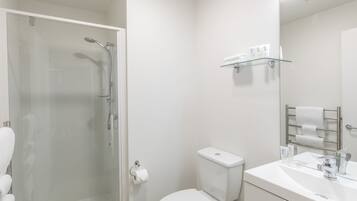 Douche, articles de toilette de luxe, sĂšche-cheveux, serviettes fournies