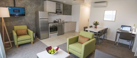 Fridge, microwave, stovetop, dishwasher