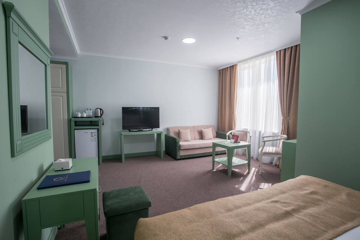 Familierom, fjellutsikt, executive-nivå | Minibar, safe på rommet, lydisolert og strykejern/-brett