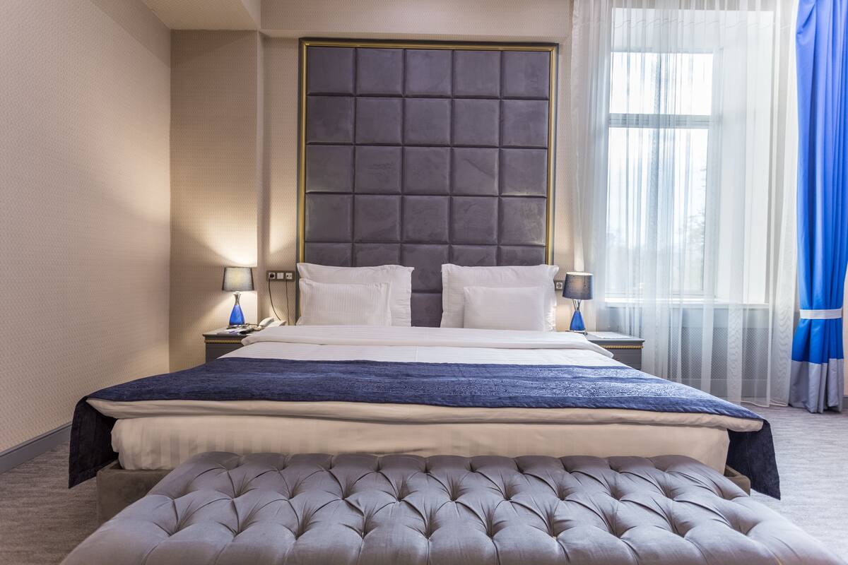 Suite | Minibar, safe på rommet, lydisolert og strykejern/-brett