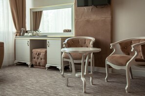 Family Room, Mountain View, Executive Level | Living area