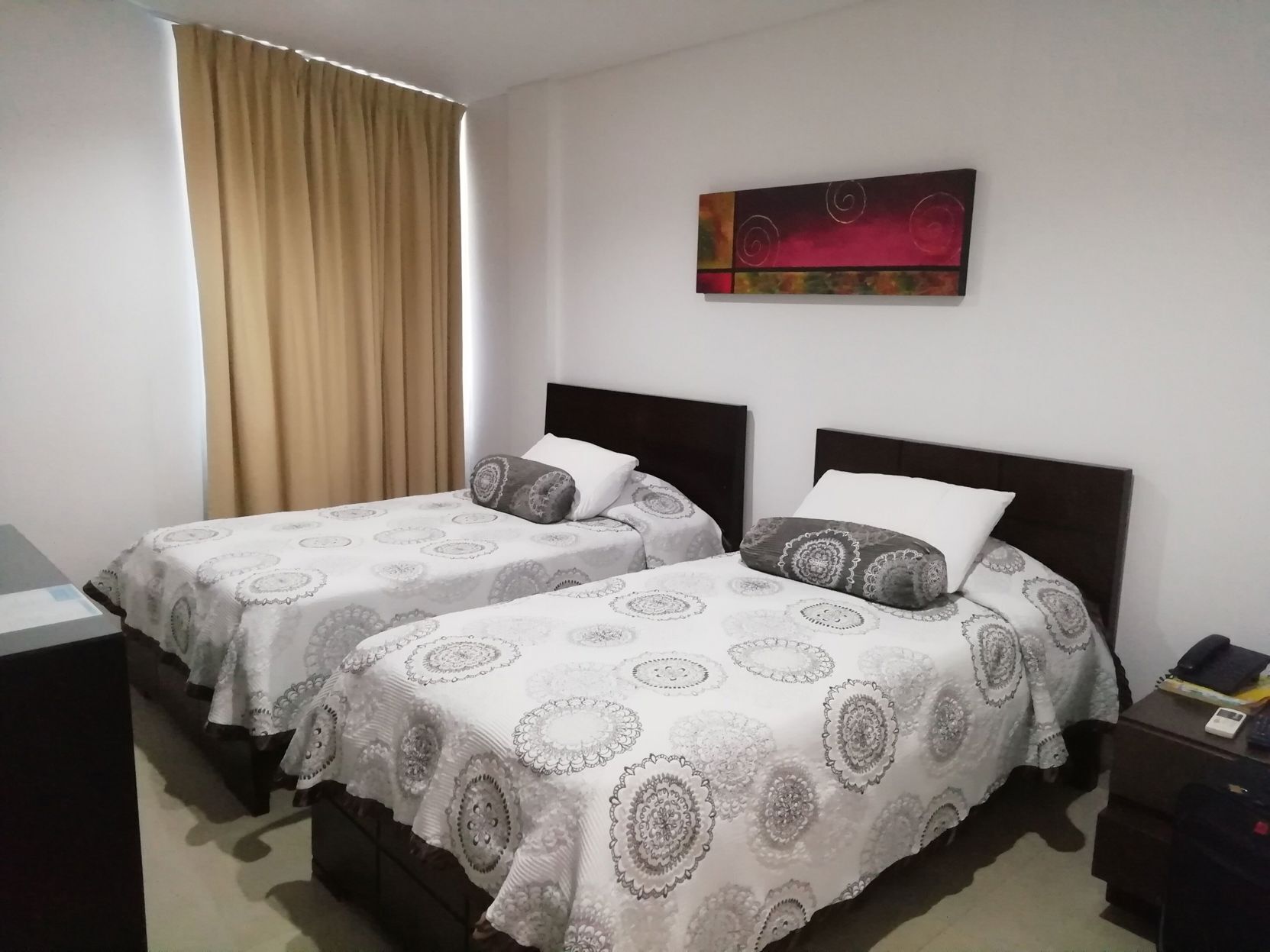 Frigobar, cofres nos quartos, escrivaninha