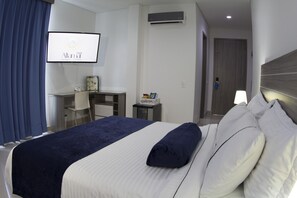 Minibar, pengeskab på værelset, skrivebord, strygejern/strygebræt