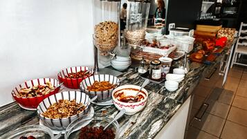 Café da manhã com buffet todos os dias (EUR 10 por pessoa)