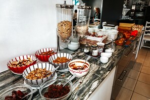 每日供应自助式早餐(需付费)