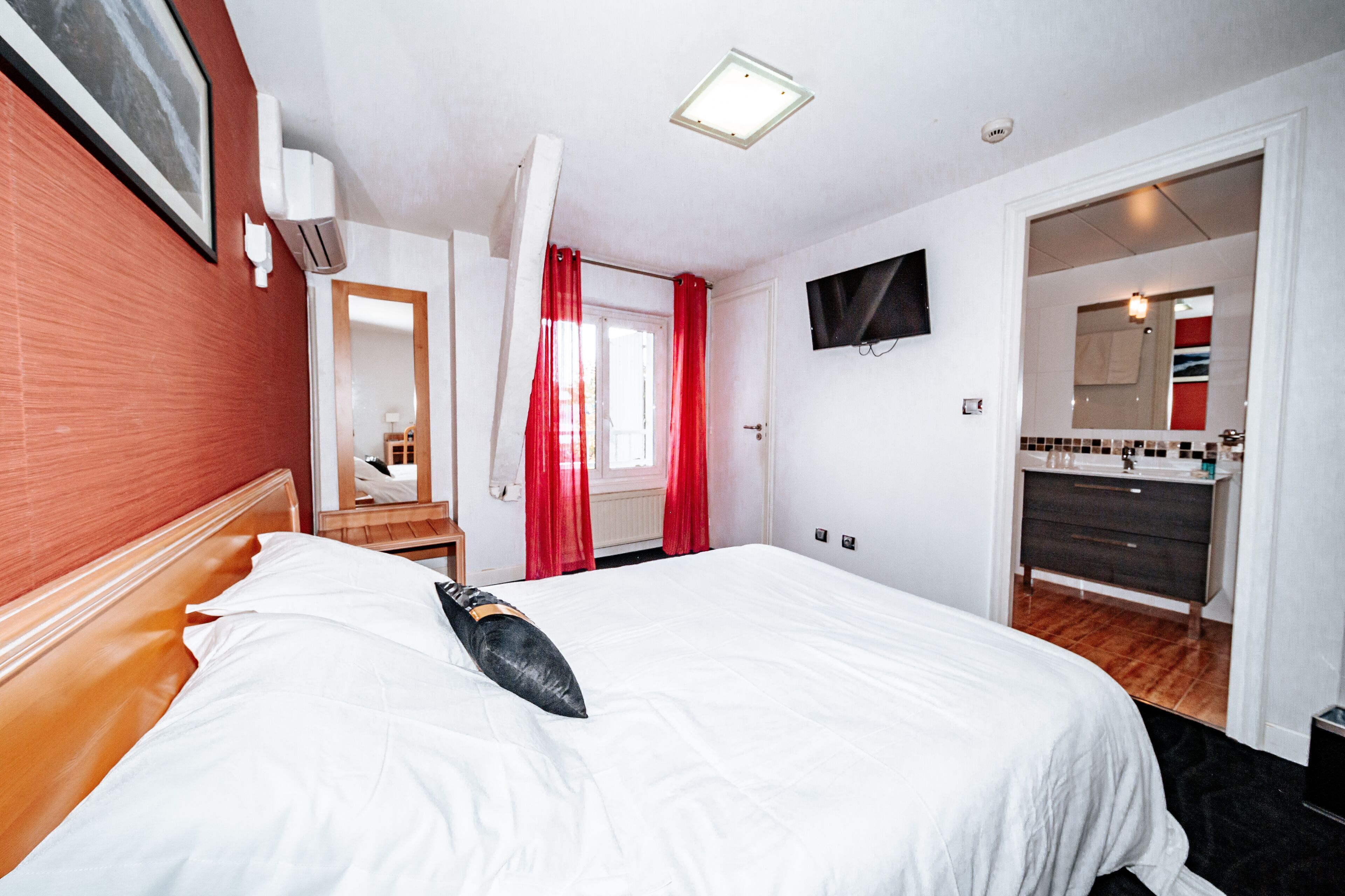 Premium bedding, in-room safe, individually decorated