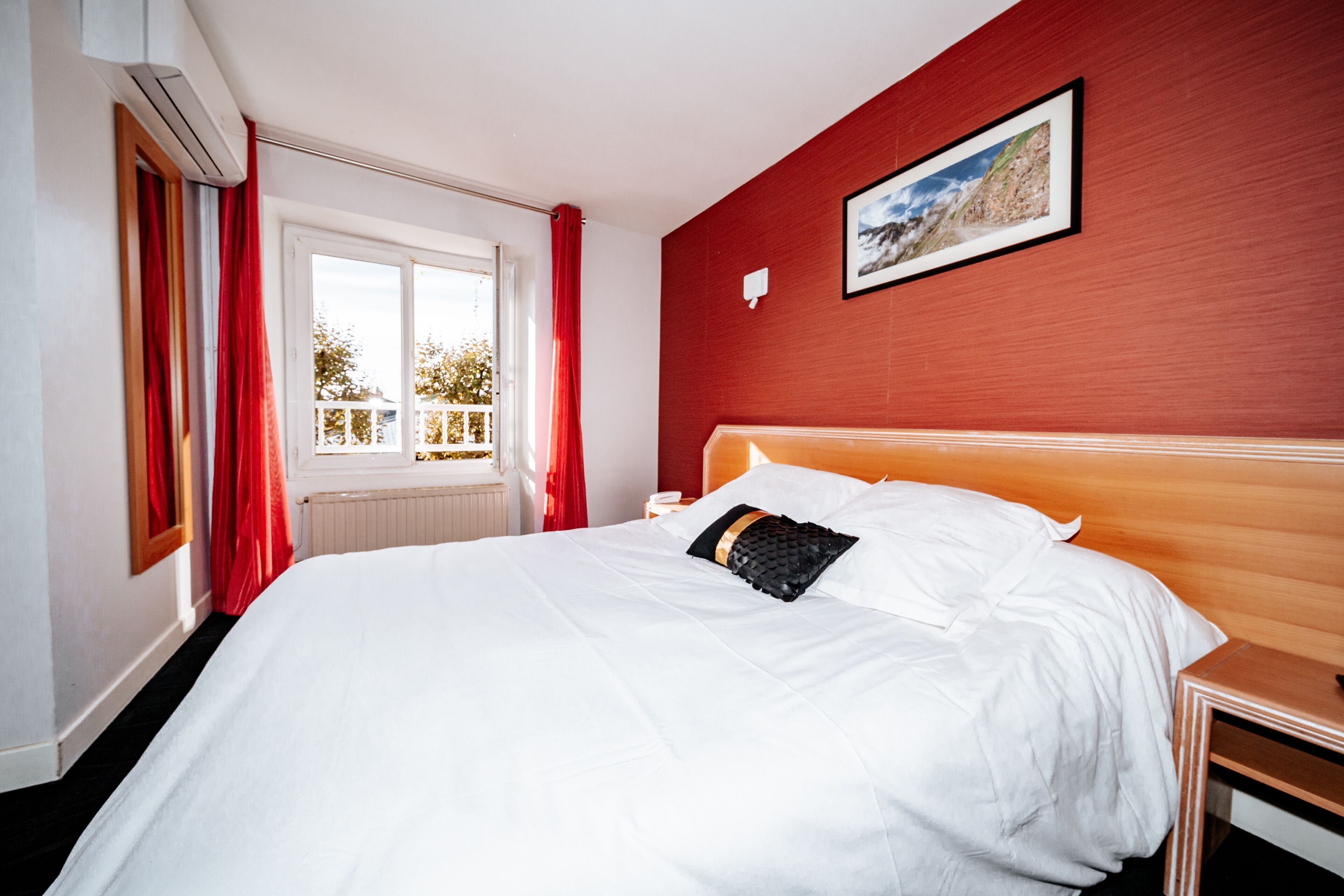 Premium bedding, in-room safe, individually decorated