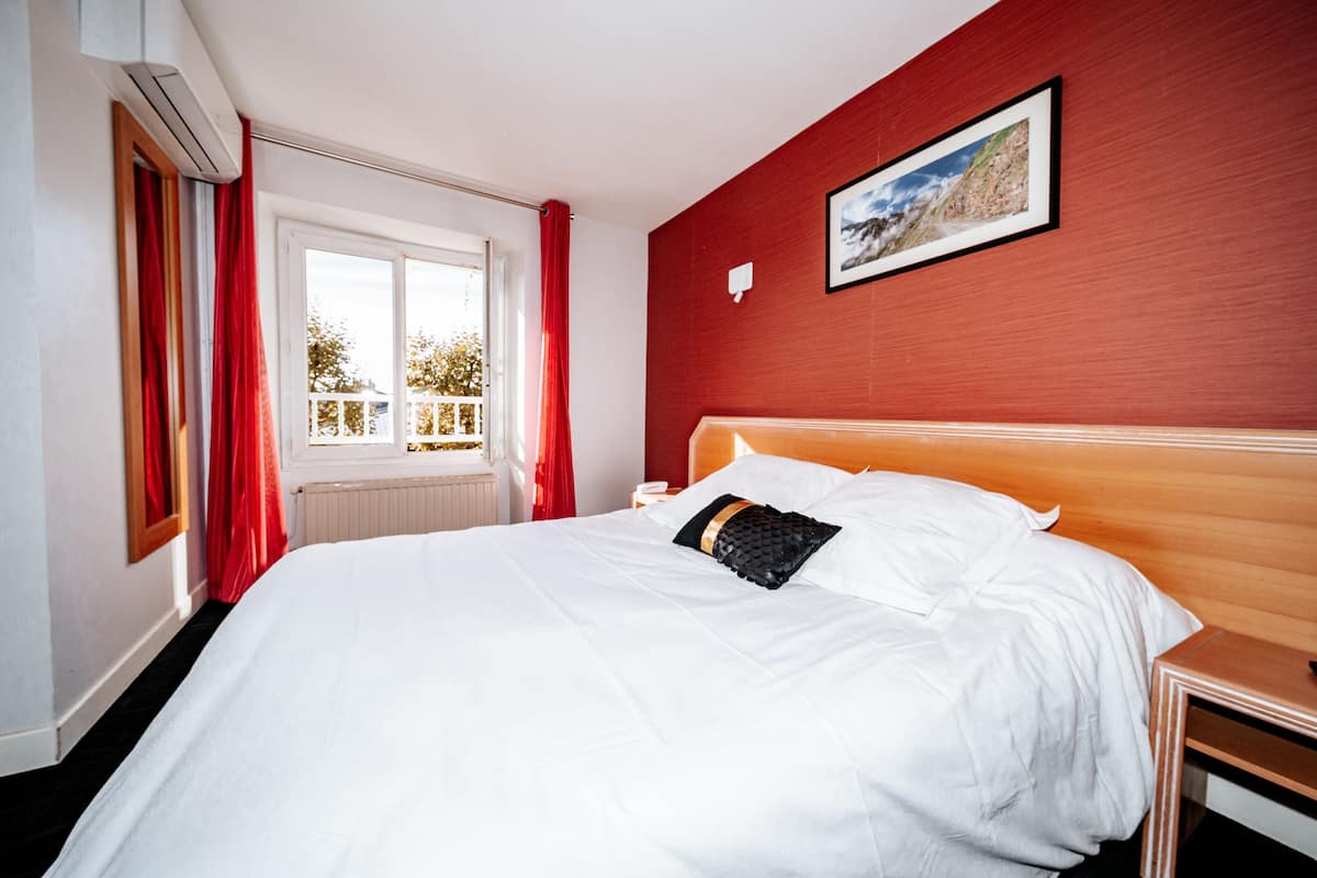 Premium bedding, in-room safe, individually decorated