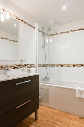 Gratis toiletartikelen, een haardroger, badjassen, pantoffels